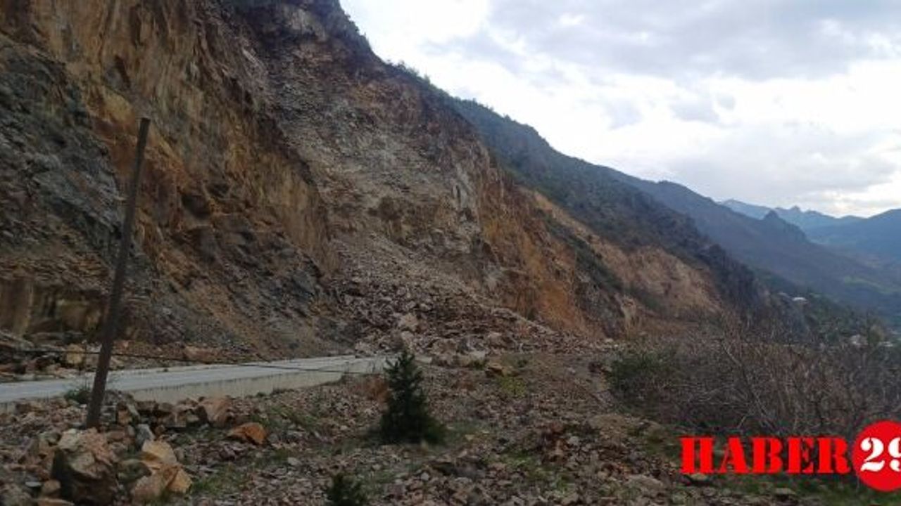 Gümüşhane-Tirebolu karayolunda heyelan yolu kapattı