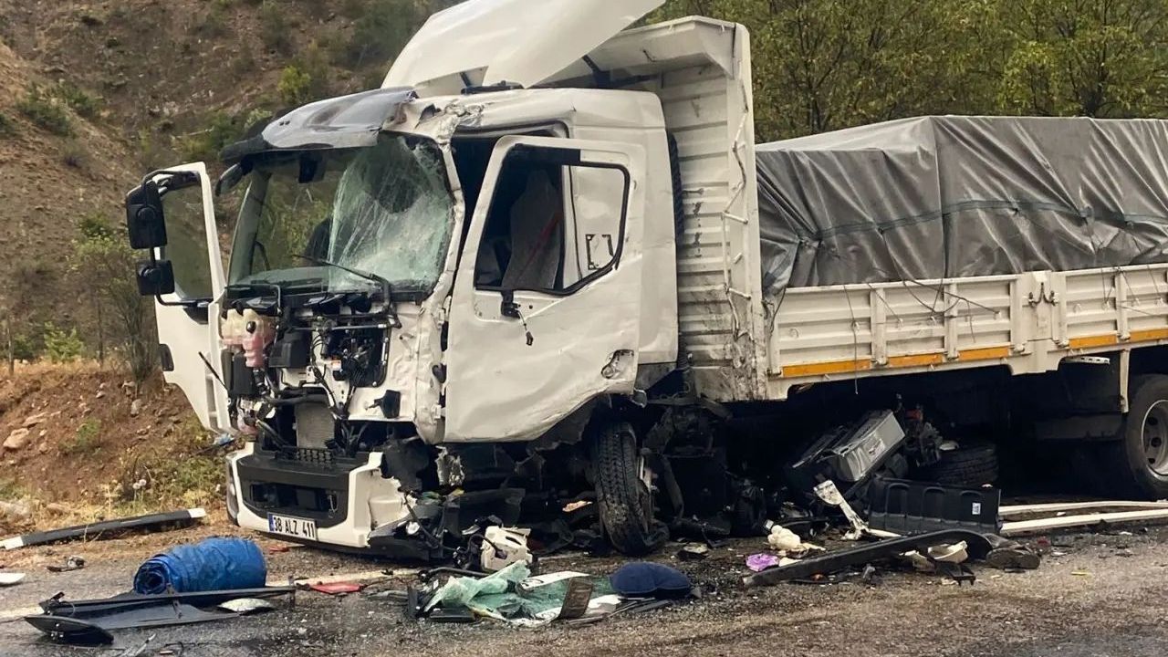 Gümüşhane’de kamyonlar kafa kafaya çarpıştı: 1 ağır yaralı