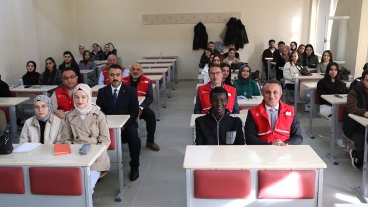 Gümüşhane Üniversitesinde Dersler Kızılay Yelekleriyle İşlendi