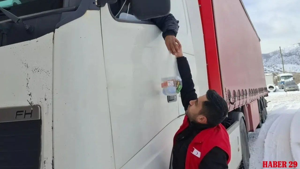 Dağlar geçit vermeyince Kızılay sürücülerin imdadına hızır gibi yetişti