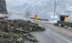 Gümüşhane-Giresun Yolunda Dev Kayalar Geçit Vermedi: Heyelan Ulaşımı Durdurdu