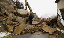 Gümüşhane’de gece yarısı dev kayalar ahırın üzerine düştü