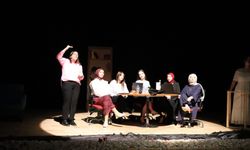 Gümüşhane’de İşaret Dilli Tiyatro: Kadın Kafası A.Ş. Sahne Aldı