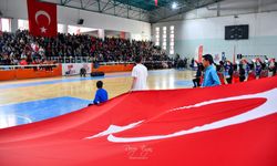 Gümüşhane'de Hava Muhalefeti Vardı Ama 19 Mayıs Coşkusu Salonlara Sığmadı!