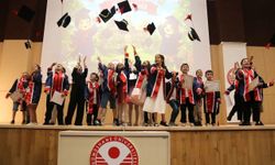 Miniklerin Üniversite Coşkusu Görenleri Gülümsetti: Kepleri Fırlattılar!