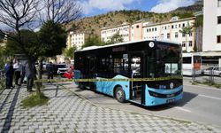Gümüşhane’de Öğle Saatlerinde Korkutan Kaza: Otomobil Adeta Hurdaya Döndü