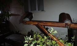 Gümüşhane’de Fırtına Nedeniyle Devrilen Elektrik Direği Mahallede Panik Yarattı