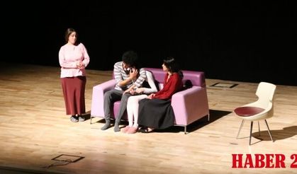 “Sahibinden Komedi” Sahnesi Gümüşhane’de Kahkaha ve Alkışla Doldu
