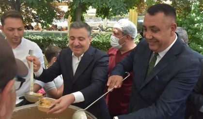 Gümüşhane’de Muharrem Ayı Bolluğu: Fatih Parkı’nda Bin Kişilik Aşure Dağıtımı