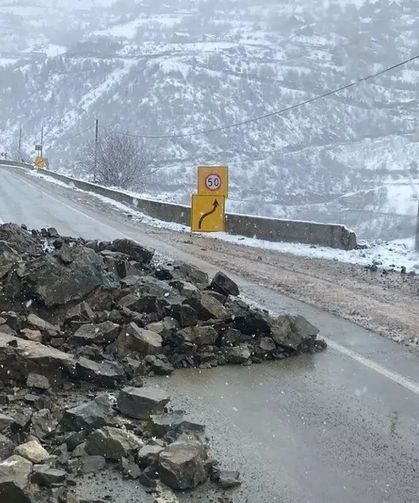 Gümüşhane-Giresun Yolunda Dev Kayalar Geçit Vermedi: Heyelan Ulaşımı Durdurdu