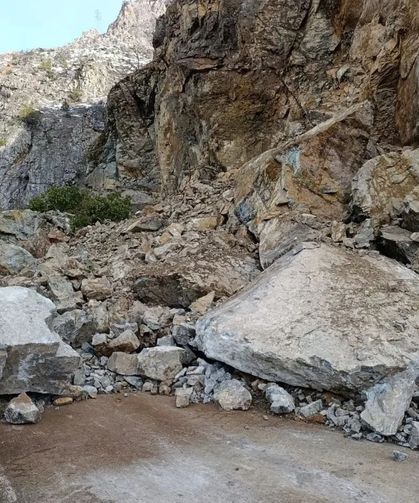 Gümüşhane-Giresun Karayolunda Dev Heyelan: Yol Çift Yönlü Kapatıldı!