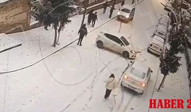 Gümüşhane'de buzlu yolda yokuş aşağı kayan araçlar kamerada