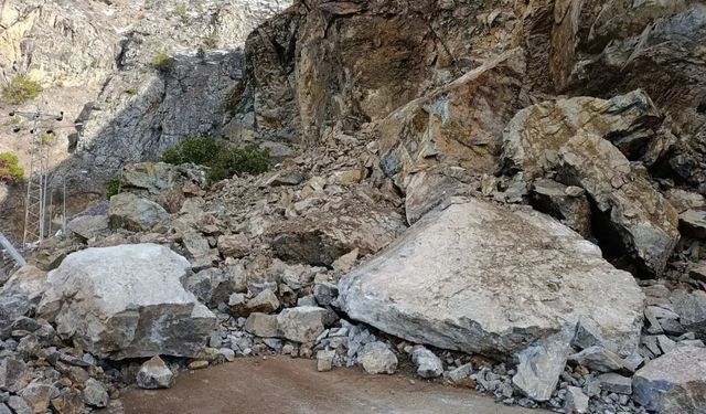 Gümüşhane-Giresun Karayolunda Dev Heyelan: Yol Çift Yönlü Kapatıldı!