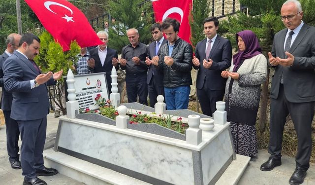 9 Yıllık Dinmeyen Acı: Necmettin Öğretmenin Kabri Başında Gözyaşları Sel Oldu!