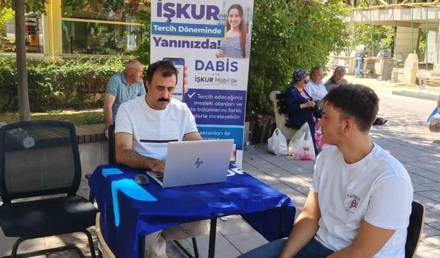 Gümüşhane İŞKUR’dan YKS Adaylarına Büyük Destek: Fatih Parkı’nda Tercih Standı Açıldı