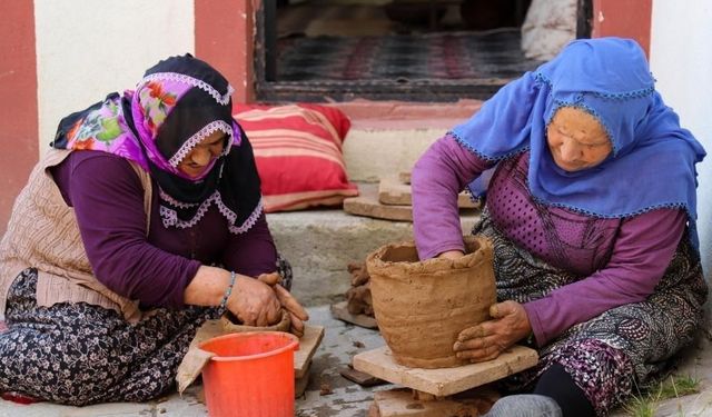 Gümüşhane'nin Asırlık Kültür Mirası Dölek Çömlekçiliği Modern Seramik Sanatıyla Yaşatıldı