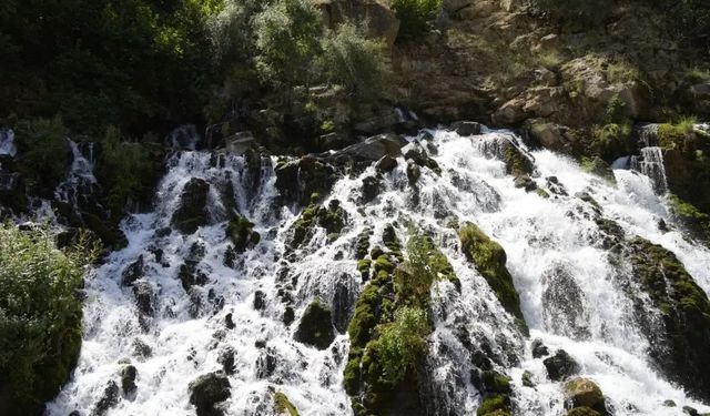 Doğu Karadeniz’in Doğa Harikası Tomara Şelalesi Ziyaretçi Akınına Uğradı