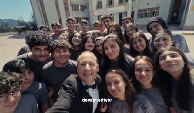Gece Gizlice Okula Girdi, Sabah Sınıfa Daldı: Tolga Çevik Gümüşhane’de Kahkaha Fırtınası Estirdi
