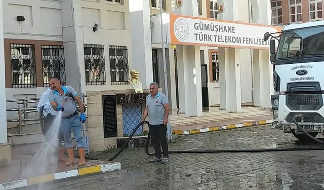 Öğrencilere Sağlıklı Eğitim Alanı: Gümüşhane’de Okul Bahçeleri Baştan Aşağı Yıkandı