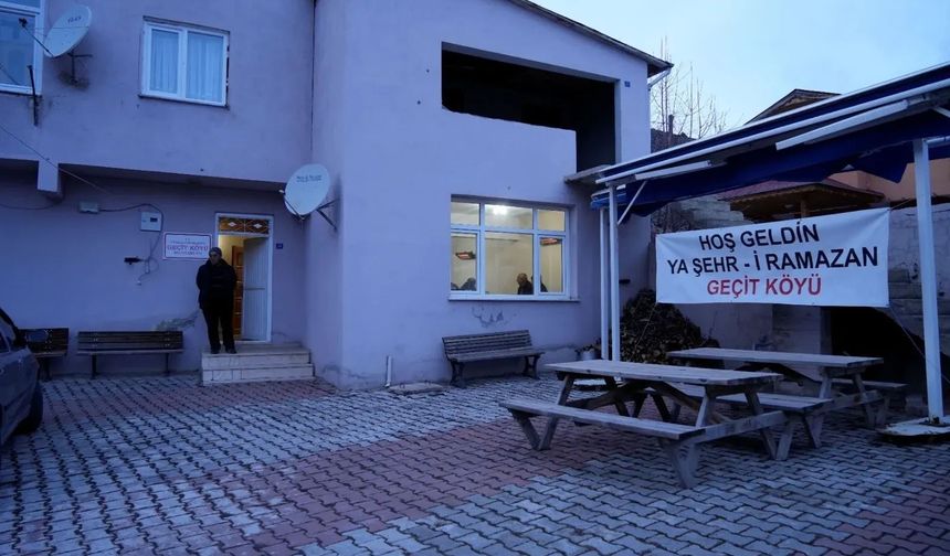 Gümüşhane'de 18 Yıllık İftar Nöbeti: Yoldan Geçen Araçları Durdurup Sofraya Davet Ediyorlar!