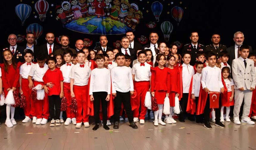 Gümüşhane'de 23 Nisan Coşkusu: "Küçük Vali"den İlk Talimat, Sahne Gösterileri Büyüledi!