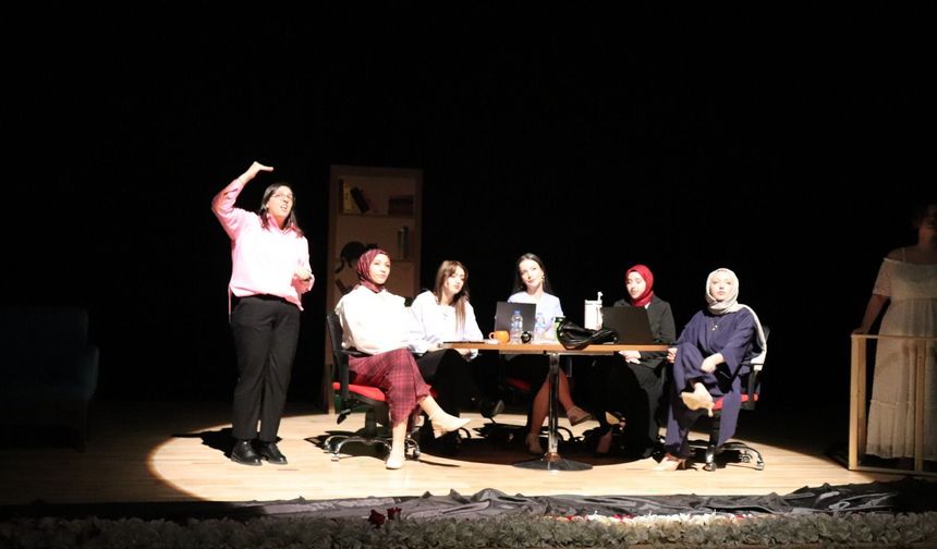 Gümüşhane’de İşaret Dilli Tiyatro: Kadın Kafası A.Ş. Sahne Aldı