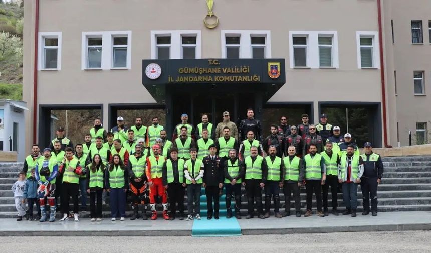 Gümüşhane’de Jandarmadan Motosikletçilere Hayati Dokunuş: Hem Eğitim Hem Ekipman Desteği!