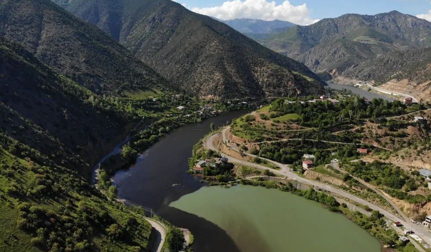 Torul Baraj Gölü'nde Olağandışı Gelişme: Su Yüzeyi Tamamen Renk Değiştirdi