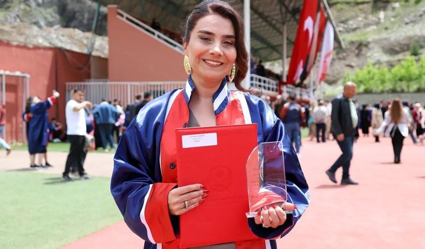 Gümüşhane Üniversitesi İletişim Fakültesi Birincisi 55 Yaşındaki Gonca Şimşek Oldu