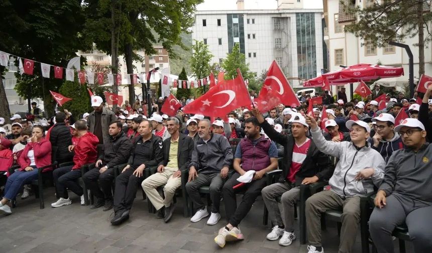 Gümüşhane’de Milli Takım için sabahladılar: Atatürk Parkı kırmızı-beyaza büründü!