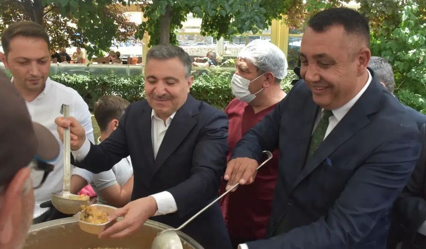 Gümüşhane’de Muharrem Ayı Bolluğu: Fatih Parkı’nda Bin Kişilik Aşure Dağıtımı