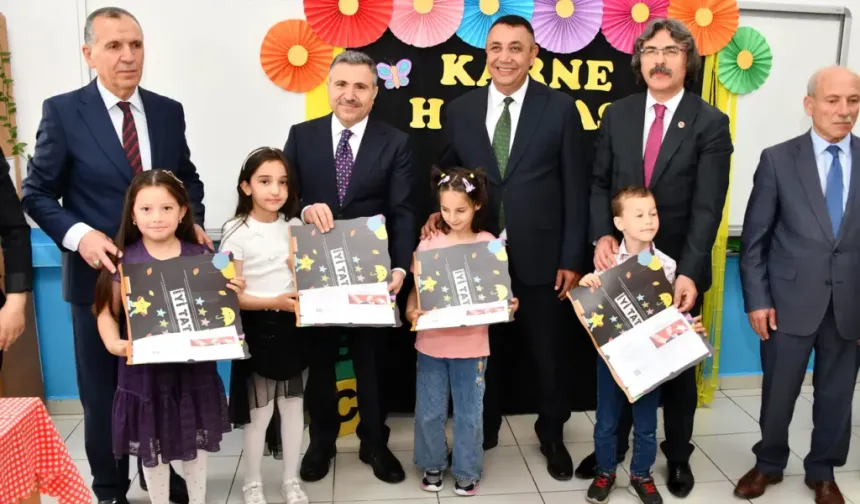 GÜMÜŞHANE'DE KARNE SEVİNCİ YAŞANDI
