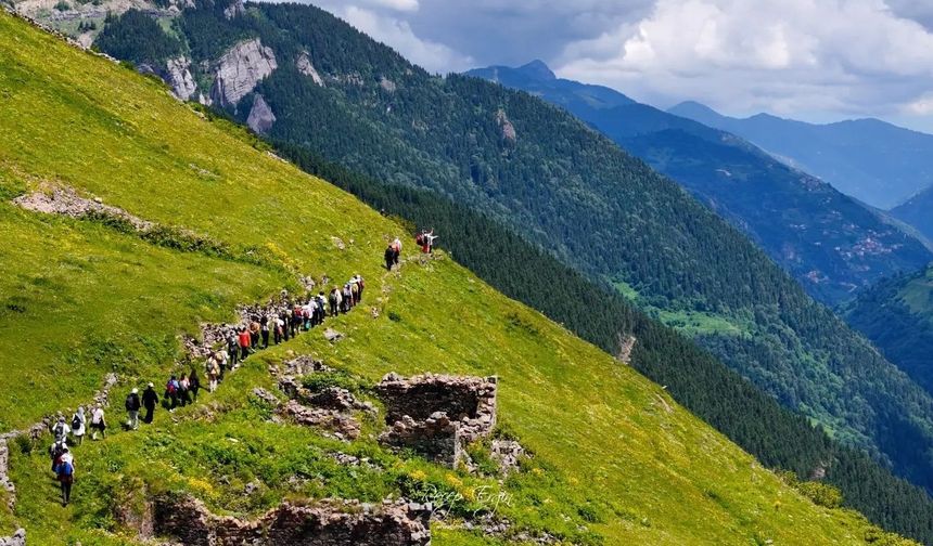 Santa Harabeleri’nde Zamana Yolculuk: 62 Doğasever "Kayıp Yol"da Buluştu
