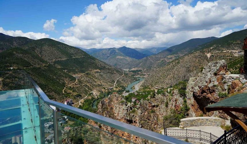 Torul Kalesi Cam Seyir Terası Yaz Sıcaklarında Ziyaretçi Akınına Uğradı
