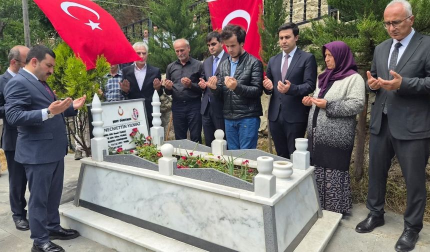 9 Yıllık Dinmeyen Acı: Necmettin Öğretmenin Kabri Başında Gözyaşları Sel Oldu!