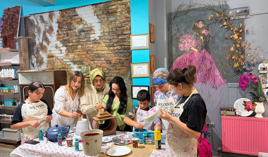 Düşler Atölyesi’nde Sanat Dolu Buluşma: Saksılar Renklerle Hayat Buldu