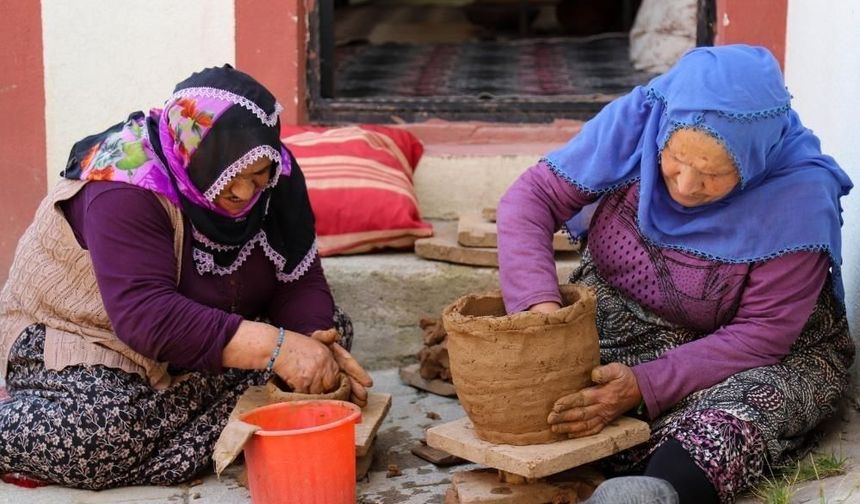 Gümüşhane'nin Asırlık Kültür Mirası Dölek Çömlekçiliği Modern Seramik Sanatıyla Yaşatıldı