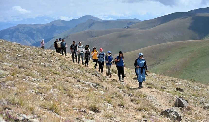 Gümüşhane’nin Zirvesinde Doğa Mücadelesi: 42 Sporcu 3 Bin 331 Metrede Buluştu