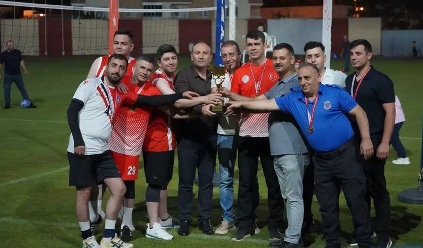 Kuşburnu Pestil ve Köme Voleybol Turnuvası’nda Zafer Cezaevi Takımının!