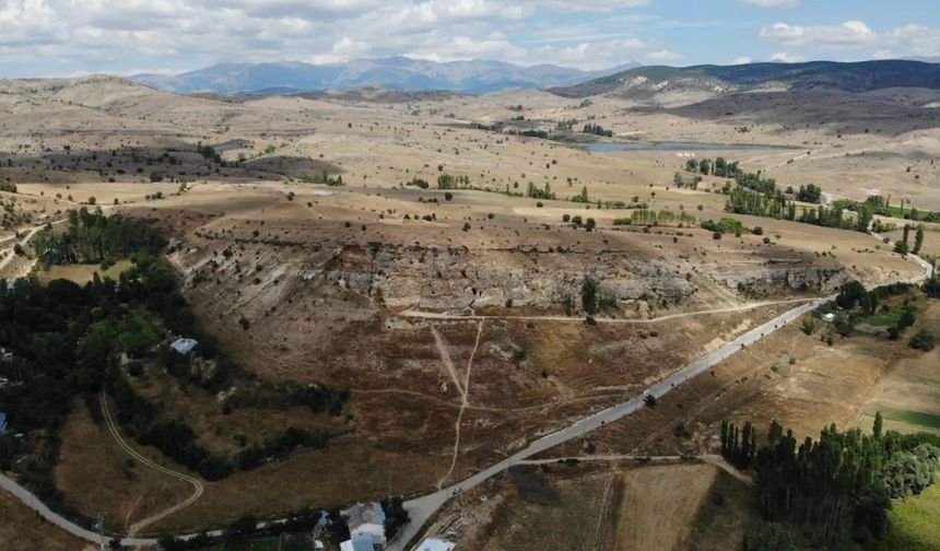 65 Metrelik Kayaya Oyulan Dev Miras Zamana ve Definecilere Direniyor