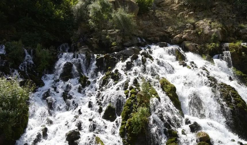Doğu Karadeniz’in Doğa Harikası Tomara Şelalesi Ziyaretçi Akınına Uğradı