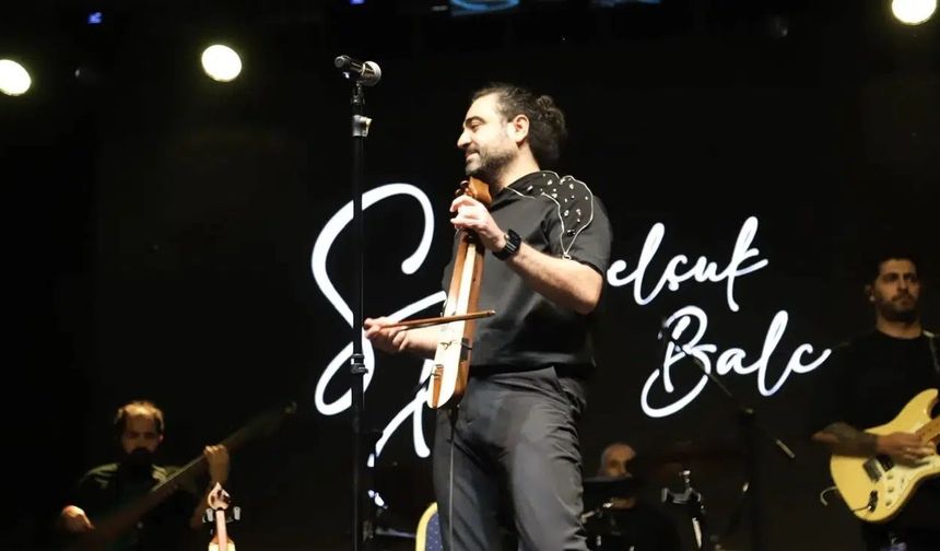 Bahçeli Belde Meydanında Yıldızlar Geçidi: 6 Sanatçı Sahne Aldı
