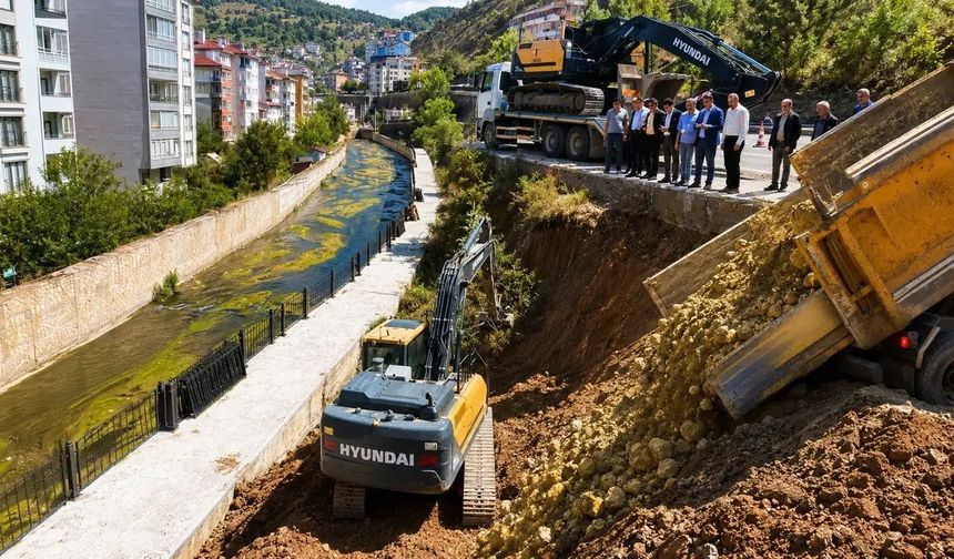 Gümüşhane Belediyesi'nden Merkez Trafiğine Neşter: Cumhuriyet Parkı Bölgesinde Çalışma Başladı