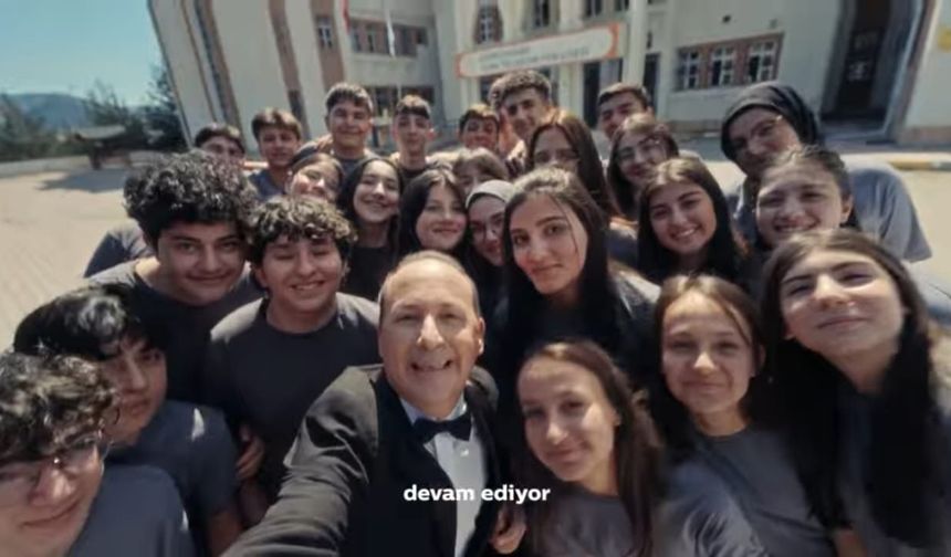 Gece Gizlice Okula Girdi, Sabah Sınıfa Daldı: Tolga Çevik Gümüşhane’de Kahkaha Fırtınası Estirdi