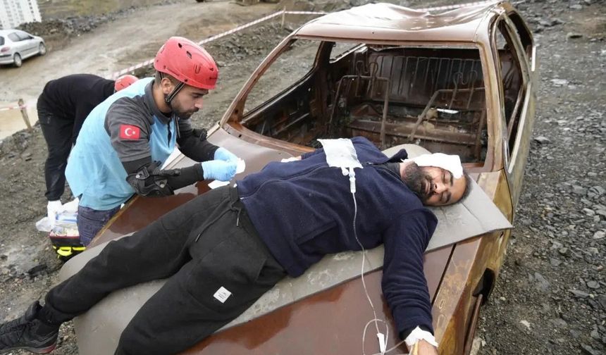 Gümüşhane'de Afet Senaryosu: UMKE Ekipleri Araçta Sıkışan 5 Yaralıyı Kurtardı