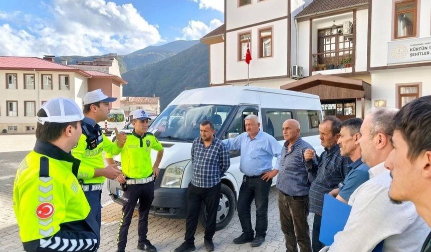 Gümüşhane’de Okul Servislerine Kış Öncesi Trafik Ve Güvenlik Semineri
