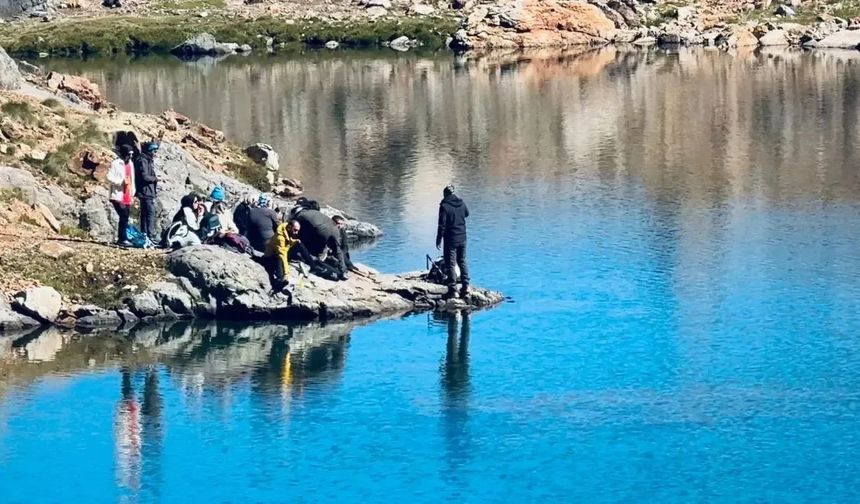 Zirvede Müzik Ziyafeti: Gümüşhane Dağlarında Cura Dinleyip Kar Üzerinde Yürüdüler
