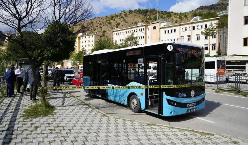 Gümüşhane’de Öğle Saatlerinde Korkutan Kaza: Otomobil Adeta Hurdaya Döndü