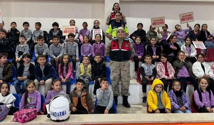 Gümüşhane Kürtün Trafik Eğitimi: Jandarma Ekipleri Özkürtün’de Öğrencilerle Buluştu