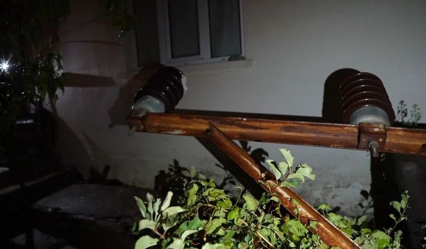 Gümüşhane’de Fırtına Nedeniyle Devrilen Elektrik Direği Mahallede Panik Yarattı